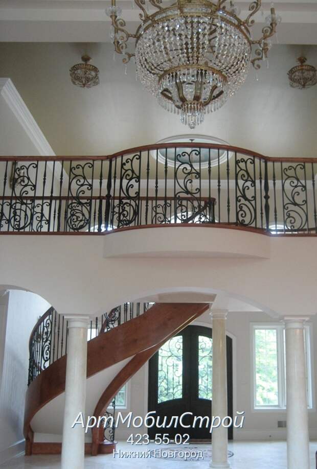 Лестница с выгнутым балконом
