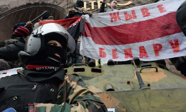 Совместное фото украинских и белорусских неонацистов.