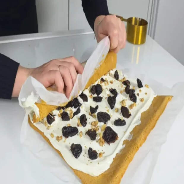 Просто выливаю тесто на противень: медовый рулет со сметанным кремом и черносливом по-новому