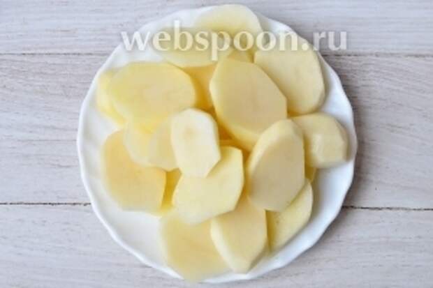 Сначала очищаем картофель и нарезаем его кольцами толщиной приблизительно 1 см.