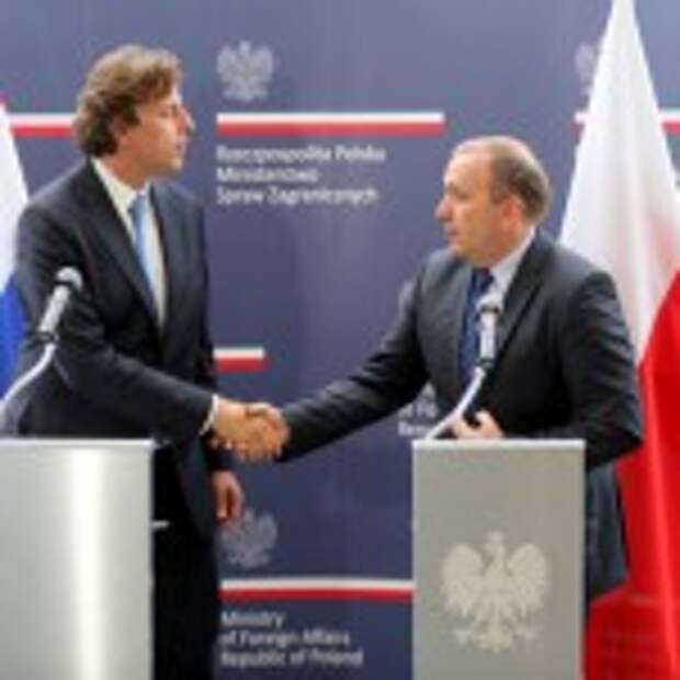 Warszawa, 08.07.2015. Ministrowie spraw zagranicznych RP Grzegorz Schetyna (P) i Holandii Bert Koenders (L) podczas konferencji prasowej po zakoñczeniu Narady Ambasadorów, 8 bm. w Warszawie. Tematami poruszanymi podczas spotkania, w którym wziê³o udzia³ ponad 70 ambasadorów reprezentuj¹cych Polskê na wszystkich kontynentach, by³y m.in.: przygotowania do przysz³orocznego szczytu NATO w Warszawie, sytuacja na wschodzie i po³udniu Europy oraz polskie starania o status niesta³ego cz³onka Rady Bezpieczeñstwa ONZ. (zuz) PAP/Leszek Szymañski ***Zdjêcie do depeszy PAP pt. Szczyt NATO w Warszawie wród tematów Narady Ambasadorów***
