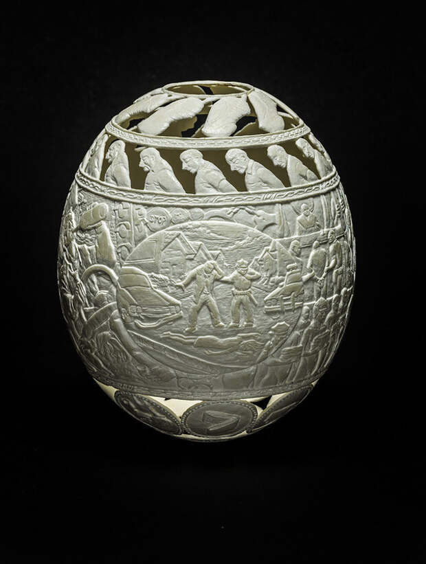 Легендарное яйцо. Яйцо гравюра. Фрагмент гравировки страусиных яиц. Блестящее яйцо из бронзы.