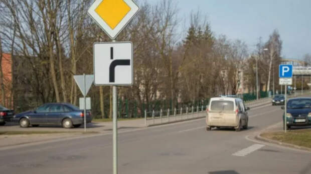 В ГАИ объяснили, надо ли включать указатель поворота на изгибе главной дороги