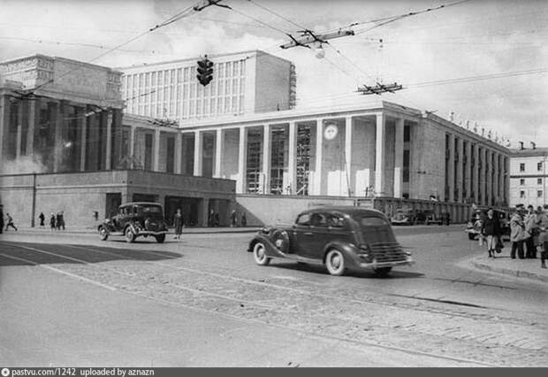 Станция метро «Улица Коминтерна» и Библиотека имени В. И. Ленина (1939)