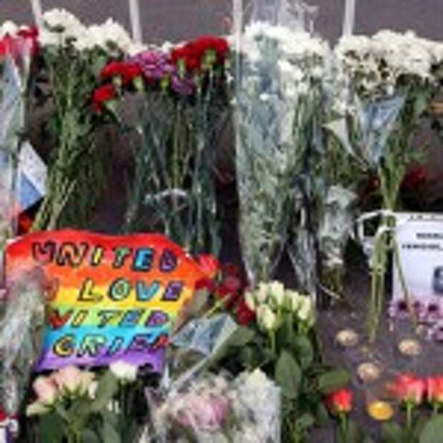 MOSCOW, RUSSIA - JUNE 13, 2016: Placards and flowers brought at the US Embassy in Moscow to pay tribute to the Orlando nightclub shooting victims. Alexander Shcherbak/TASS –осси€. ћосква. 13 июн€ 2016. ÷веты у посольства —Ўј в ћоскве в пам€ть о жертвах нападени€ на ночной клуб американского города ќрландо. јлександр ўербак/“ј——