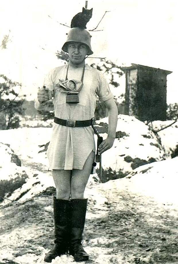 Немецкий солдат в ночной рубашке и сапогах, с котом на шлеме. 1940-ые годы. 20 век, история, фотографии