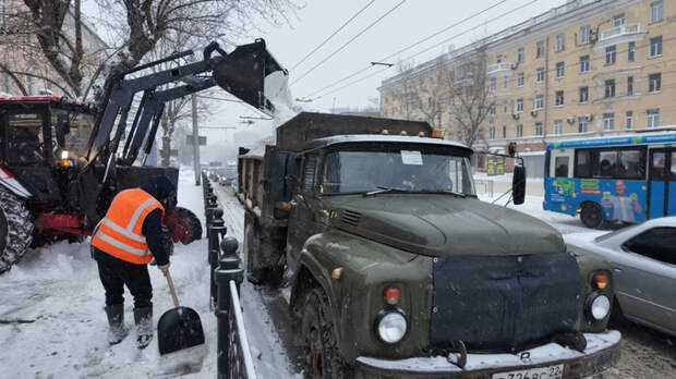 Норма осадков превышена. Дорожные службы в Барнауле убирают снег в усиленном режиме