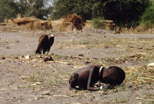 Голод в Судане, Кевин Картер, 1993 История в фотографиях, за кадром, знаменитые снимки, как это случилось, секреты профессии, снимки, фотографии, фотографы