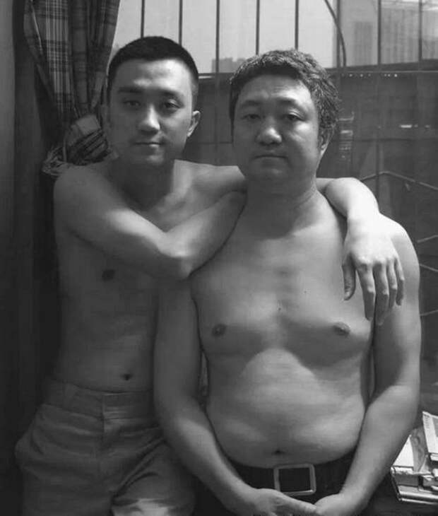 отец и сын фотографировались 30 лет вместе 