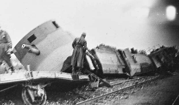 Польский бронепоезд, успешно атакованный Люфтваффе. Одно удачное попадание уничтожило весь состав.