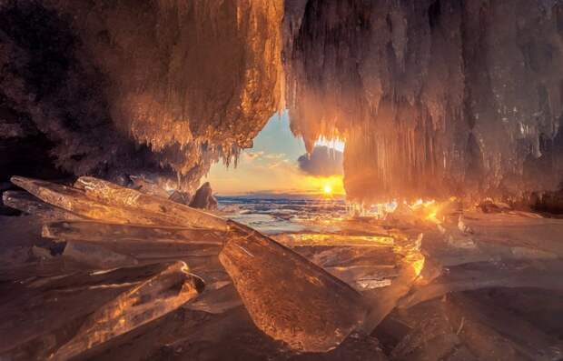 Закат сквозь пещеру на озере Байкал земля, красота, природа, россия