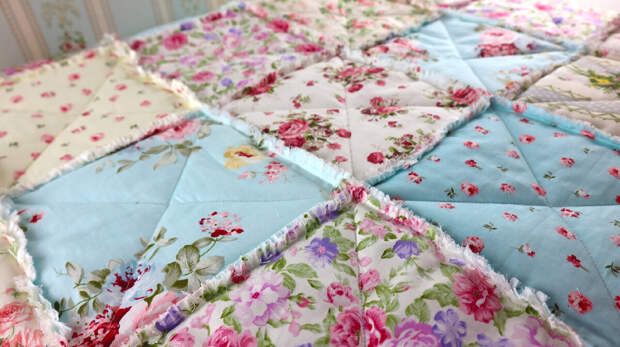 Купить любое текстильное изделие для дома не проблема. В магазинах большой выбор покрывал, пледов, комплектов постельного белья, одеял, подушек.-10-2