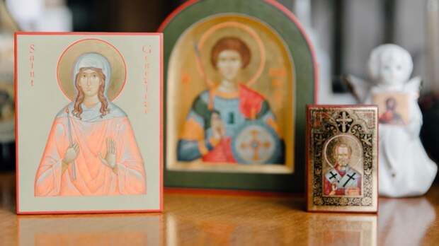 Священник объяснил, как правильно утилизировать испорченные иконы