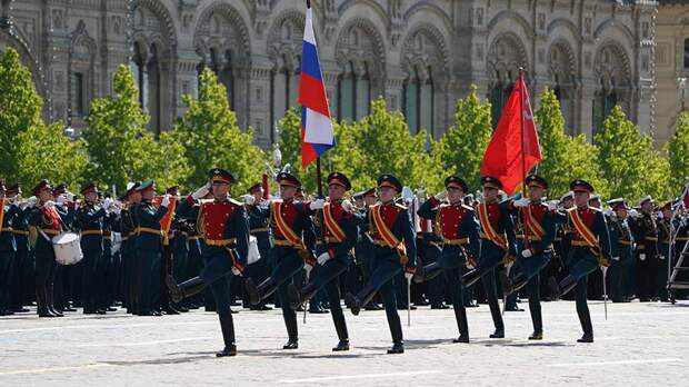 В Москве участвующая в параде военная техника направилась на Тверскую улицу