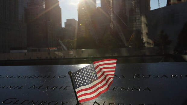 Мемориальная плита в Нью-Йорке, установленная в память жертв теракта 11 сентября. Архивное фото