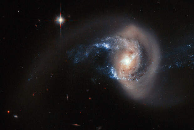Спиральная галактика NGC 7714 в созвездии Рыбы Спиральная галактика NGC 7714 в созвездии Рыбы