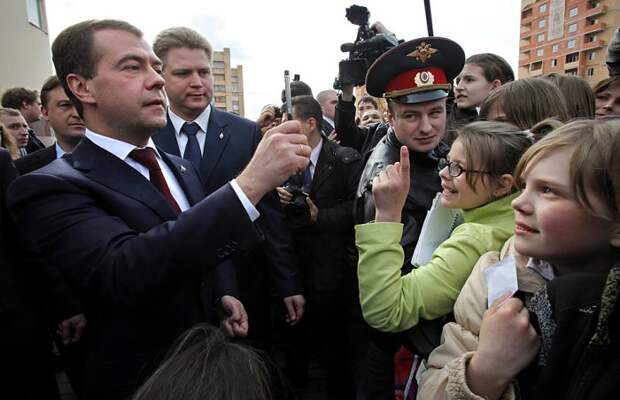 Дорогая пропажа: как сперва пропал, а потом нашелся премьер Медведев