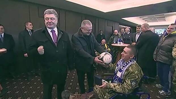Пьяный Порошенко подарил мяч безногому инвалиду Пьяный Порошенко подарил мяч безногому инвалиду