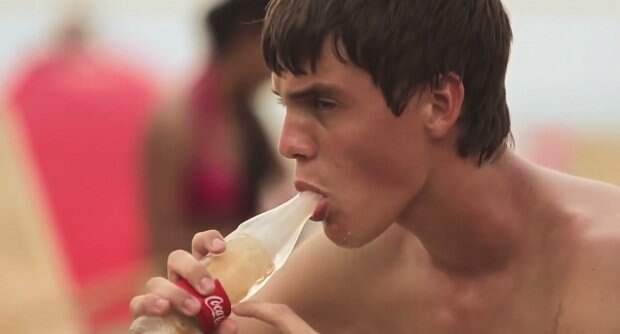 Coca-Cola выпустила бутылку, сделанную полностью изо льда (8 фото+видео) Coca-Cola выпустила бутылку, сделанную полностью изо льда (8 фото+видео)