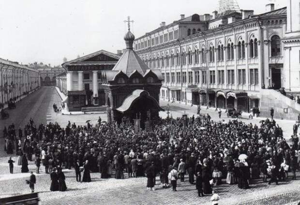 Булла К. К., На Невском проспекте у здания Городской думы и Гостиного двора. 1898.