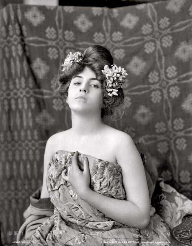 Откровенные фотографии девушек начала XX века