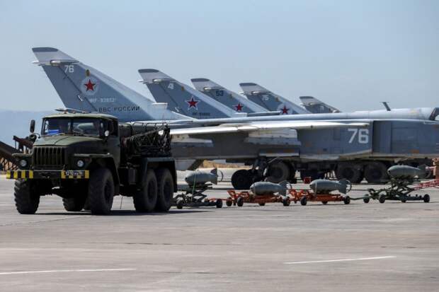 Российские боевые самолёты на авиабазе Хмеймим, Сирия, 18 июня 2016 года.
