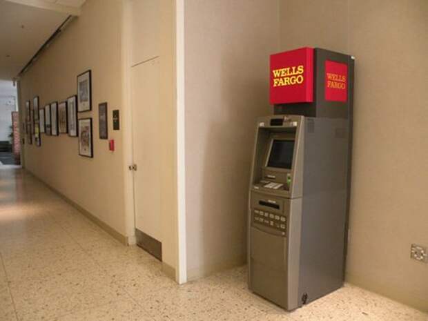 Как снять деньги с банкомата в разных странах (19 фото)