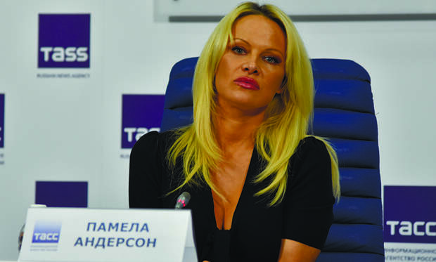 Памела Андерсон обиделась на Путина за издевательство над рыбами 