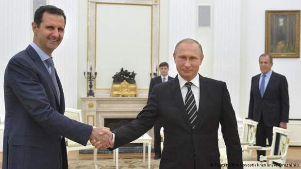 Владимир Путин пожимает руку Башару Асаду