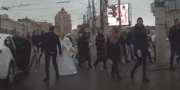 В Туле невеста избила жениха букетом и сбежала со свадьбы