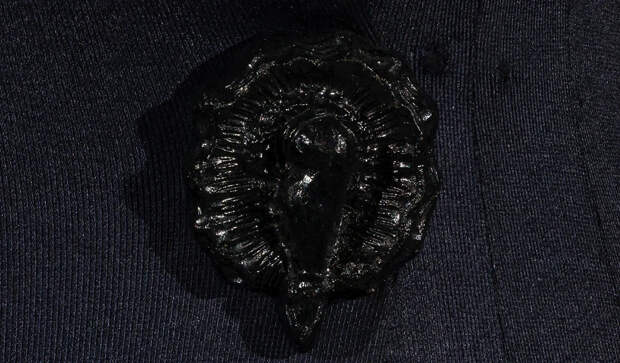 Пуговицы и сюрреализм: вдохновение от Elsa Schiaparelli