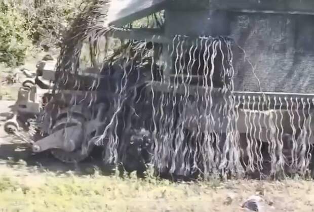 В зоне СВО заметили отправленный на прорыв фронта танк-монстр «из фильма ужасов»