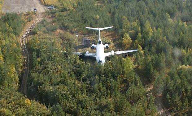 Аварийная остановка самолета Ту-154М на посадочной полосе селения Ижма 7 сентября 2010 года