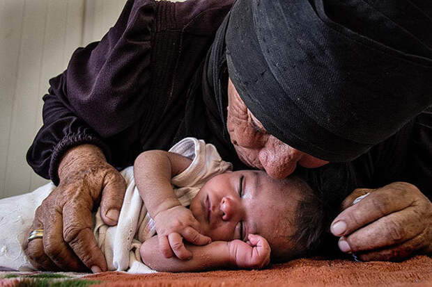 Сирийская беженка целует ребёнка 10 дней от роду, с которым сумела благополучно перебраться через границу интересно, люди, мир, подборка, фотографии