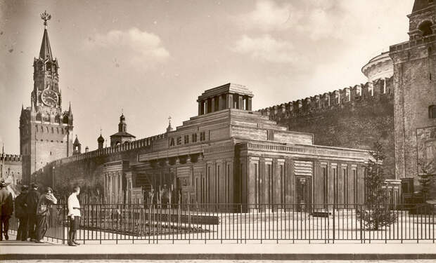 Спасская башня и мавзолей Ленина, 1925 год