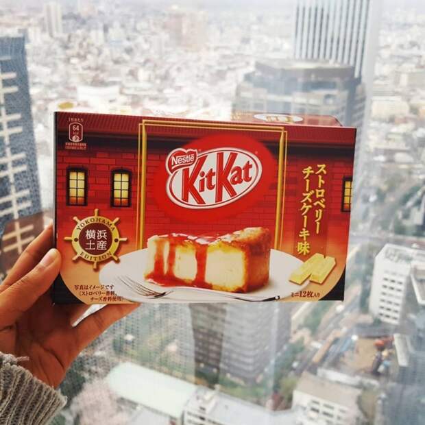 Японцы известны своим нездоровым пристрастием к KitKat и изобрели много разных "вкусов", начиная с зеленого чая и заканчивая печеной картошкой. Но это все не то, это перебор. А вот "вкус" клубники с шоколадом… еда, япония
