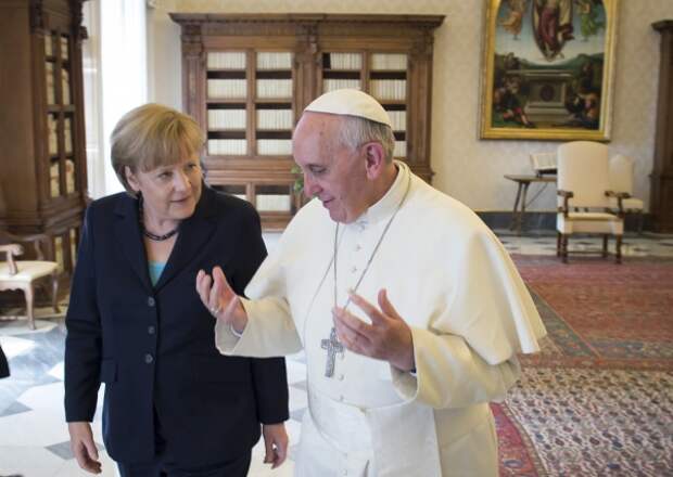 Меркель разозлилась на Папу Римского за сравнение Европы с "бесплодной бабушкой"