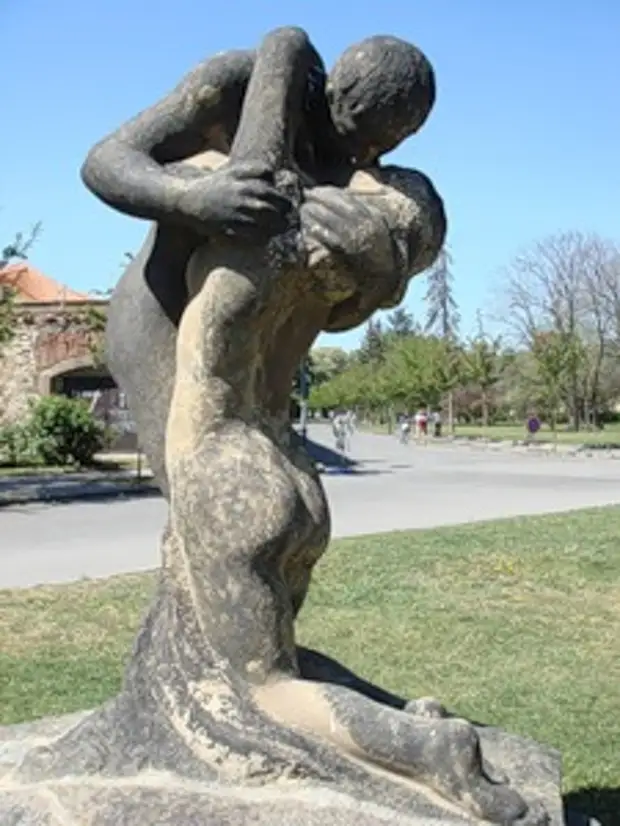 Помпеи статуя целующихся