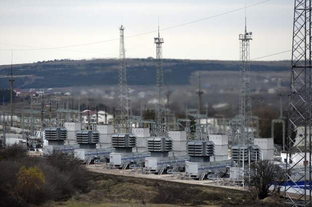 Мобильная электростанция, обеспечивающая подачу электричества в деревне Строгановка, Симферополь, Крым, 22 ноября