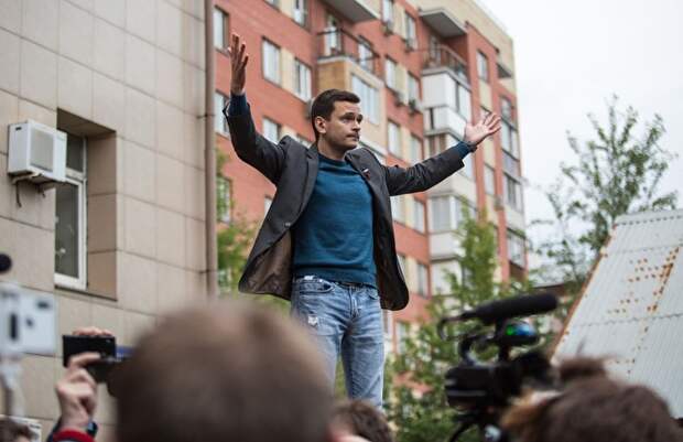 Оппозиционер Илья Яшин стал одним из тех, кто победил "Единую Россию" на муниципальных выборах в 2017 году. Сейчас он пытается развить успех и стать депутатом Мосгордумы