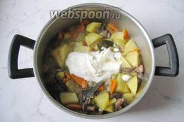 Когда картофель с овощами и грибами будет готов, добавить сметану и лавровый лист. Перемешать и проварить ещё 5-7 минут.