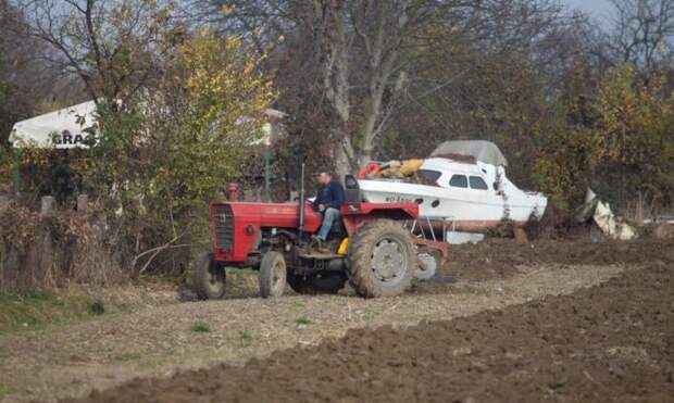 Хорватский фермер распахал землю на самовольной стоянке, заблокировав около 50 машин  заблокировал авто, ибо нехер, пахота, самовольная стоянка, фермер