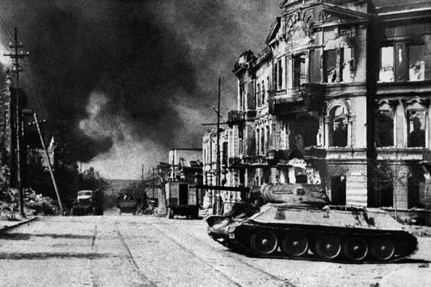 ID: 10632302 Описание: Советский Союз. Севастополь. Вид на улицу Ленина в день освобождения города, 1944 год. Фотохроника ТАСС