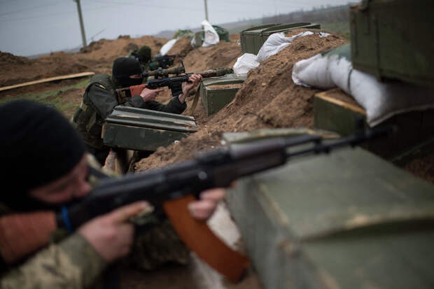 Американские военные атташе посетили зону спецоперации в Донбассе