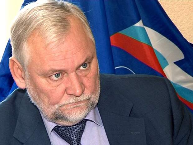 В мэра Вадима Булавинова кинули тортиком./Фото: dzertv.ru