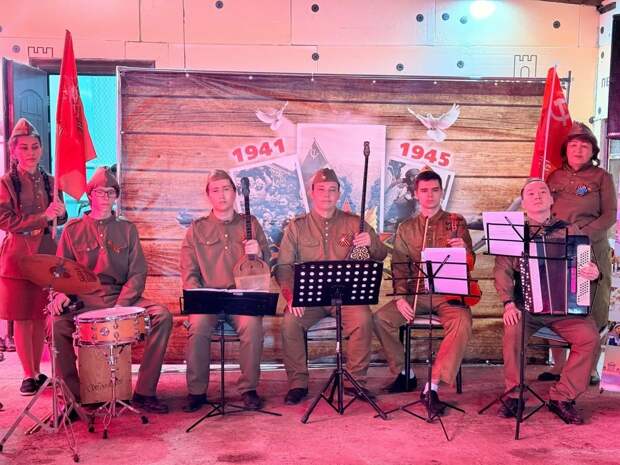 Артисты центра им. Курмангазы отправились по Астраханской области поздравлять ветеранов