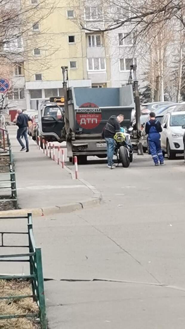 На Алтуфьевском шоссе мусоровоз въехал в мотоциклиста