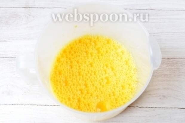 Взбиваем содержимое миксером. Солим по вкусу.