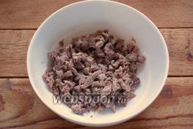 Язык отварить в воде. В самом конце варки посолите бульон, придав мясу вкус. Очистите от плёнки и остудите. Я варила язык около 2,5 часов. Язык нарезать кубиком.