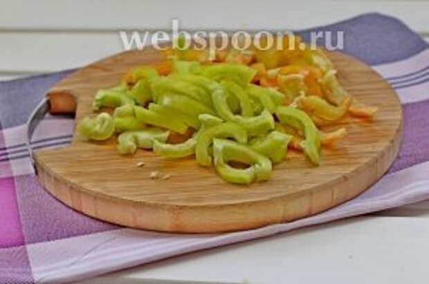 Перец нарезать соломкой.